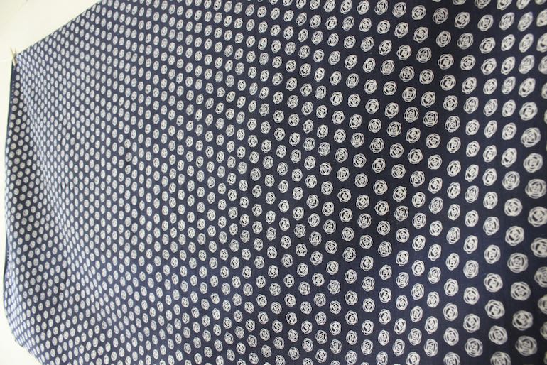 LINNETリネンプリント<br />
        ローズドット・ネイビー 